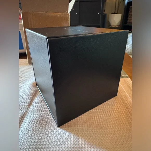 Silver cable bracelet with pearl like stone and diamond-like detail - Picture 6 of 6